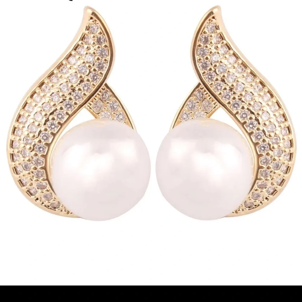 Gold Sparkly Cubic Zircon Pearl tear Drop Sparkly New